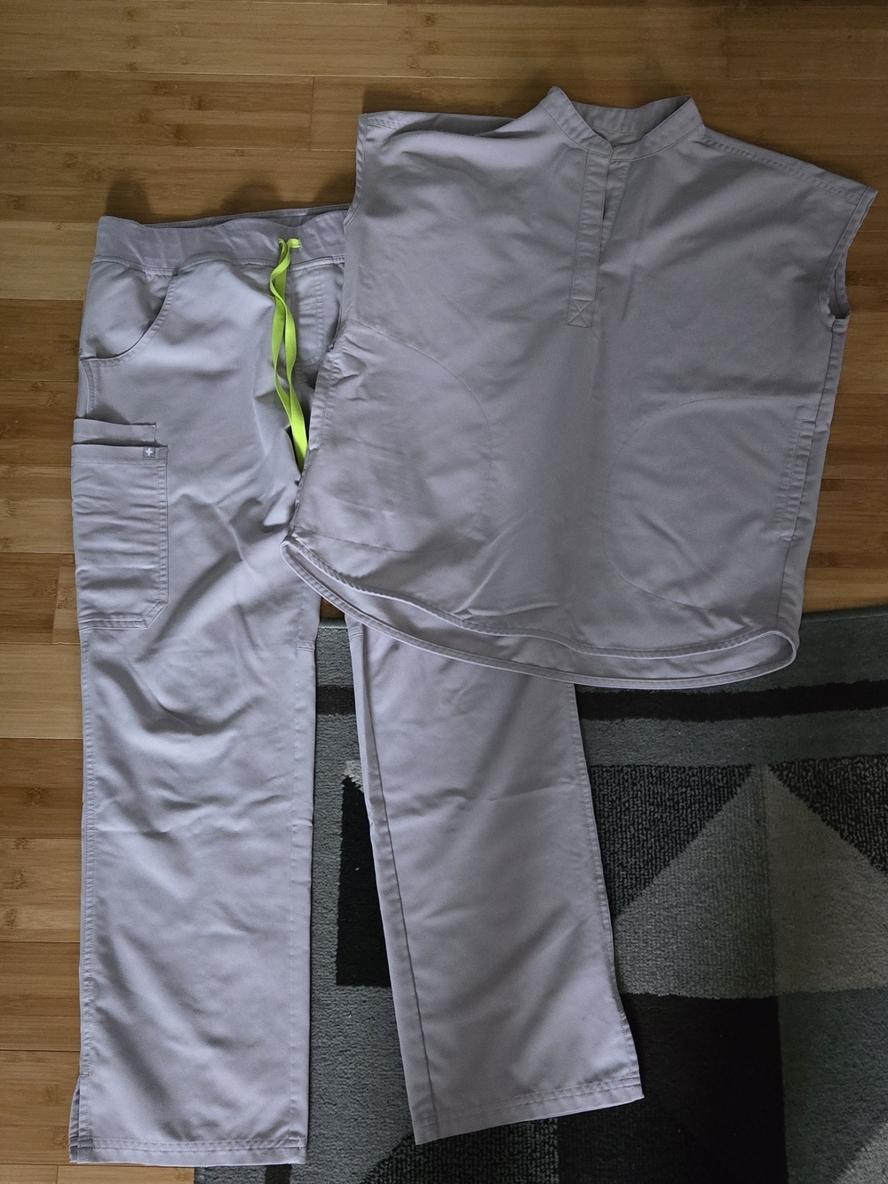 Figs Women’s Slate Gray Scrub Set